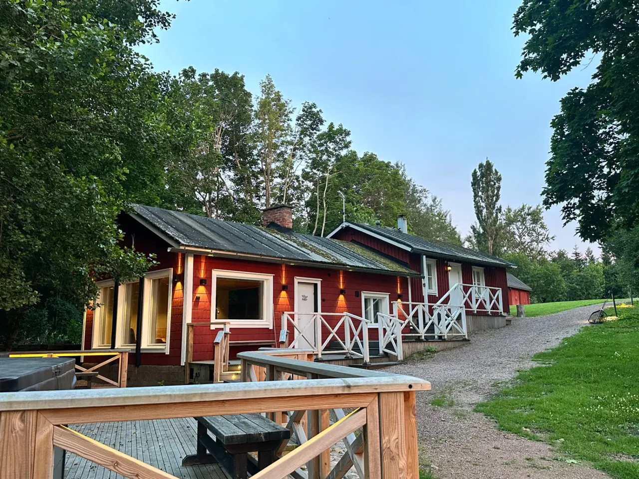 Punainen pihasauna kesäiltana Kotkassa — esimerkki yrityksen saneeraamasta saunarakennuksesta